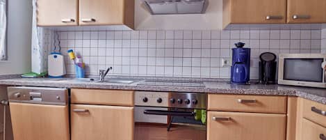 Réfrigérateur, micro-ondes, plaque de cuisson, lave-vaisselle