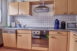 Réfrigérateur, micro-ondes, plaque de cuisson, lave-vaisselle
