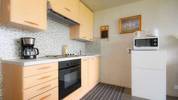 Apartment, 2 Bedrooms | Private kitchen | Fridge, microwave, oven, stovetop