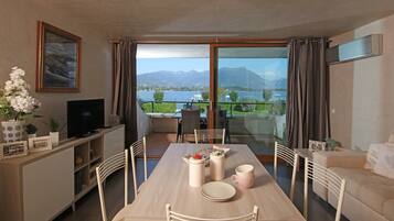 Căn hộ, 2 phòng ngủ | Khu phòng khách | TV màn hình phẳng