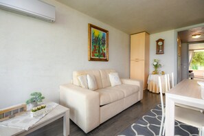 Apartment, 2 Bedrooms | Living area