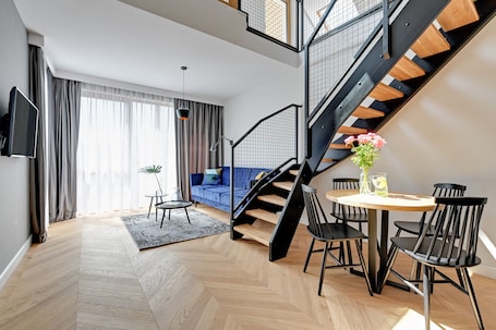 高级公寓, 2 间卧室, 露台 | 起居区 | 平板电视