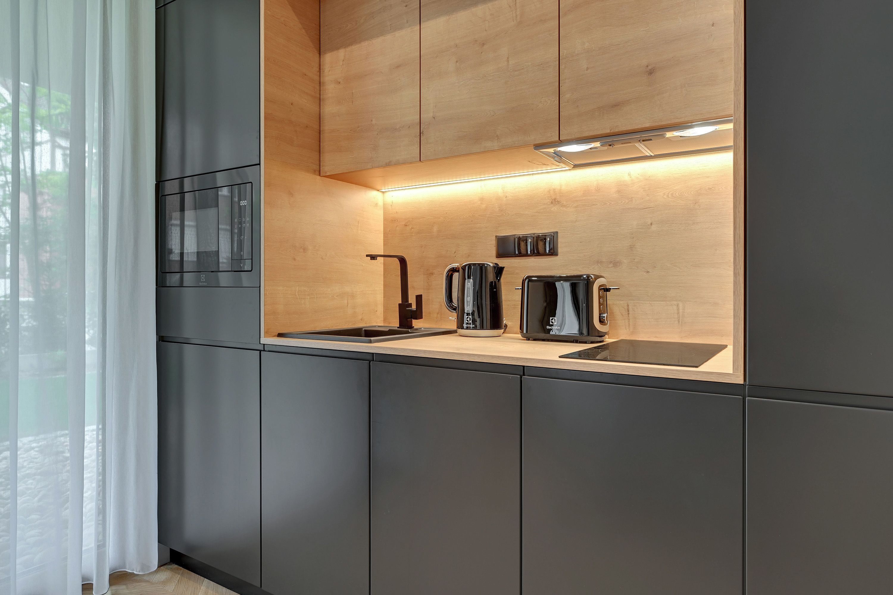 Großer Kühlschrank, Mikrowelle, Herdplatte, Geschirrspüler