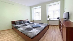 Escritorio, tabla de planchar con plancha, wifi gratis y ropa de cama 