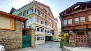 Un immeuble à plusieurs étages comprenant des logements et des espaces commerciaux.