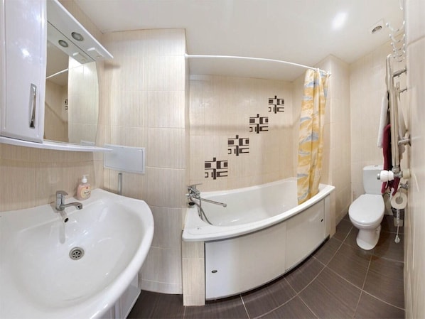 Departamento | Baño | Tina, secadora de cabello, pantuflas, toallas 