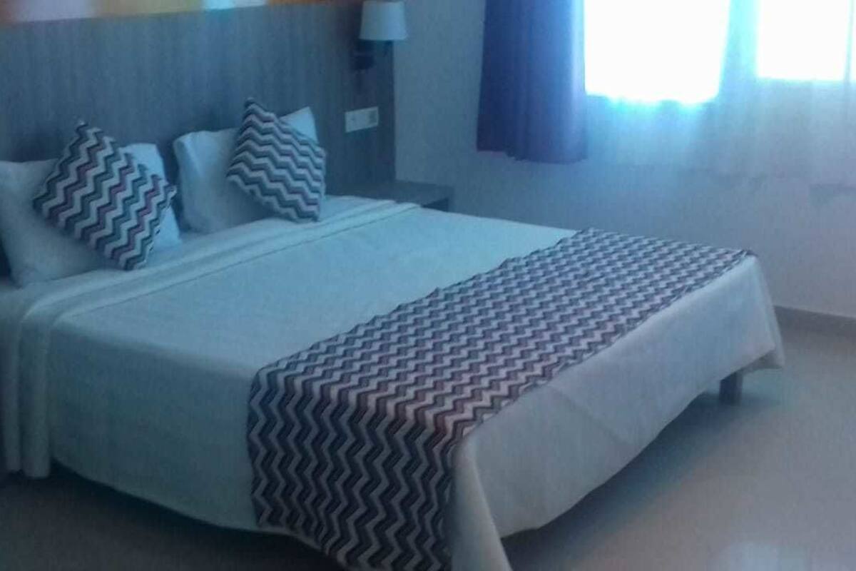 Een minibar, een kluis op de kamer, een bureau, verduisterende gordijnen