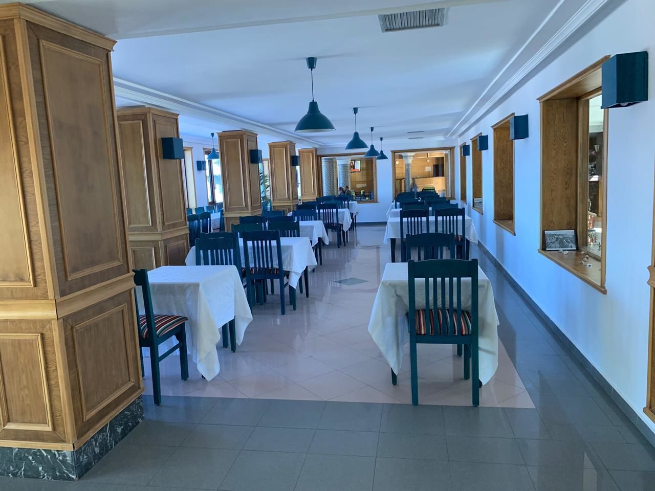 Phục vụ bữa sáng, bữa trưa, bữa tối, món địa phương và quốc tế 