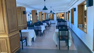 Phục vụ bữa sáng, bữa trưa, bữa tối, món địa phương và quốc tế