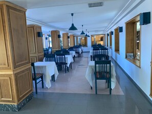 Se sirven desayunos, comidas, cenas y cocina local e internacional