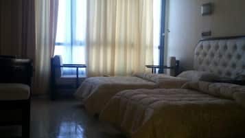 Minibar, coffres-forts dans les chambres, bureau, rideaux occultants