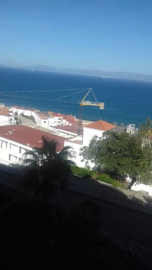 Un pueblo costero con edificios y una grúa.