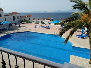 Outdoor pool, pool umbrellas, pool loungers - Basma Tarifa Beach (Ksar es Seghir)