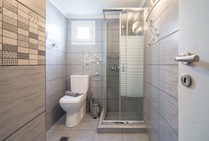Apartemen, 1 kamar tidur | Kamar mandi | Shower, perlengkapan mandi gratis, pengering rambut, dan jubah mandi
