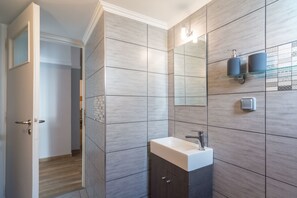 公寓, 1 間臥室 | 浴室 | 淋浴設備、免費盥洗用品、吹風機、浴袍