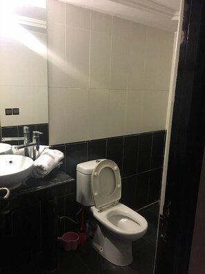 Căn hộ, 1 phòng ngủ | Phòng tắm | Buồng tắm vòi sen, vòi sen phun mưa, máy sấy tóc, khăn tắm 
