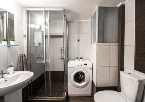 Appartement, 2 chambres | Salle de bain | Douche, articles de toilette (gratuits), séchoir à cheveux