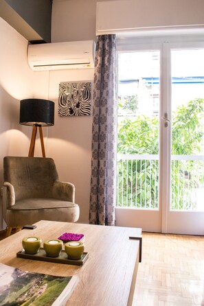 Apartamento, 2 quartos | Área de estar | TV de tela plana