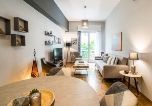 Appartement, 2 chambres | Aire de séjour | Téléviseur à écran plat