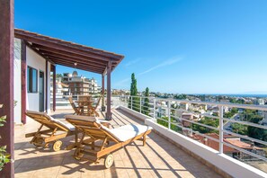 Terrace/patio - Oasis 2BD Seaview Apt In Glydafa Balcony (Glyfada)