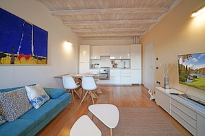 Appartamento, 2 camere da letto | Area soggiorno | TV a schermo piatto