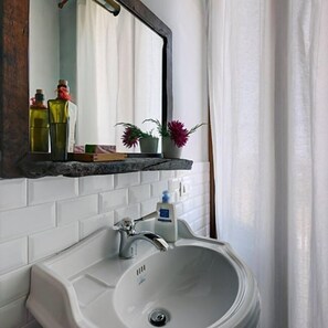 Shower, hair dryer, bidet, towels - Agriturismo Agra Mater (Colmurano)