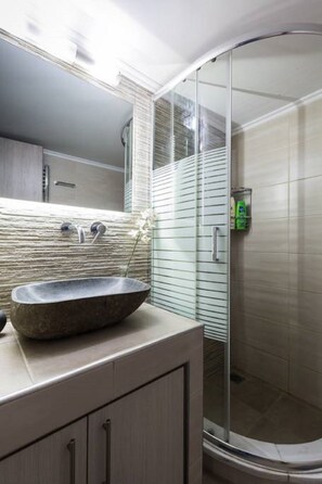 Departamento, 2 habitaciones | Baño | Secadora de cabello, toallas, jabón, shampoo 