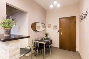 Apartament, 2 dormitoris | Zona de menjador de l'habitació