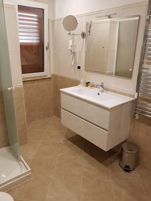 Apartment, 1 Bedroom, Terrace | Bathroom | Shower, rainfall showerhead, designer toiletries, hair dryer - B&B San Pietro (Mileto)