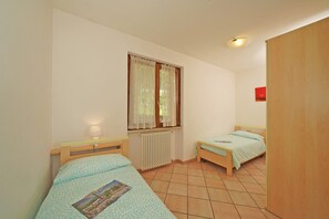 Apartamento, 2 quartos | Wi-Fi de cortesia, roupa de cama