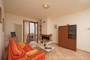 Apartment, 2 Schlafzimmer | Wohnbereich | Flachbildfernseher