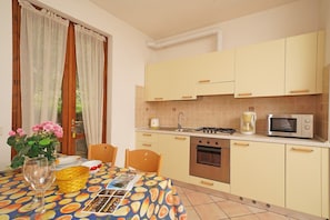 Apartment, 2 Schlafzimmer | Eigene Küche | Kühlschrank, Mikrowelle, Ofen, Herdplatte