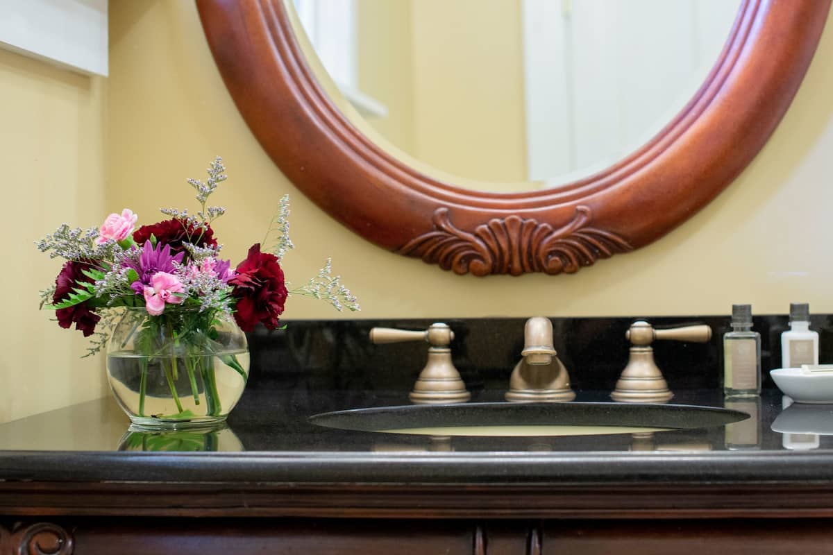 deluxe room | bathroom | combined shower/bathtub, hair dryer, slippers, towels