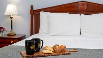 Deluxe Room | Bathroom | Combined shower/bathtub, hair dryer, slippers, towels