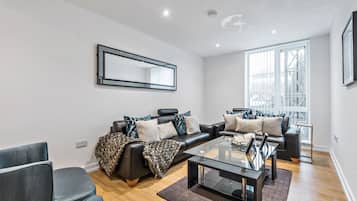 Căn hộ Executive | Phòng khách | Smart TV, đầu đĩa DVD