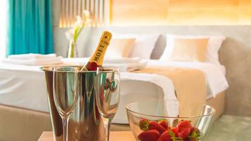 Apartment | In-room safe, desk, laptop workspace, blackout curtains