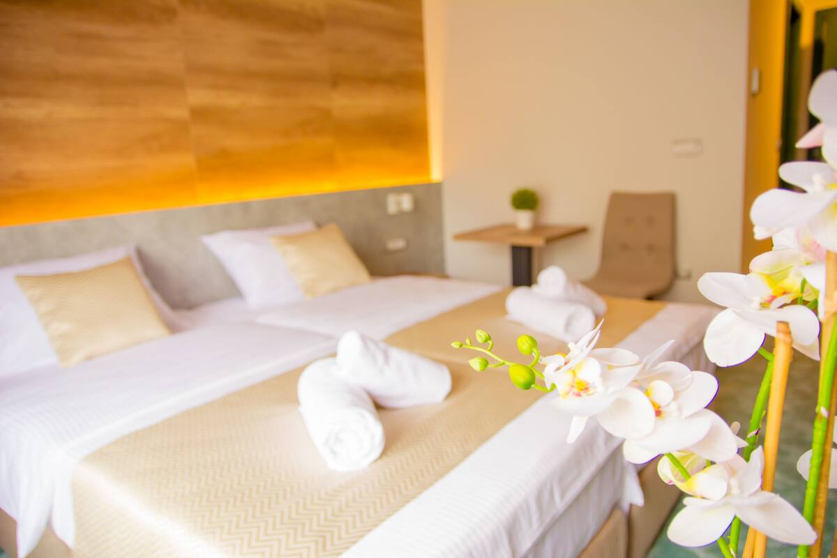 Une chambre d’hôtel avec un lit, une petite table et une chaise.
