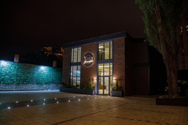 Front of property – evening/night - Garni Hotel Nota (Belgrade)