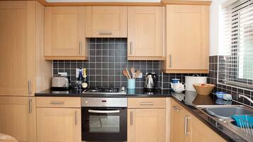 House, Multiple Beds | Private kitchen | Fridge, microwave, oven, stovetop