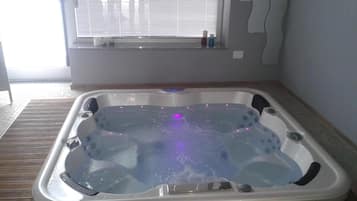 Douche, articles de toilette gratuits, sĂšche-cheveux, peignoirs