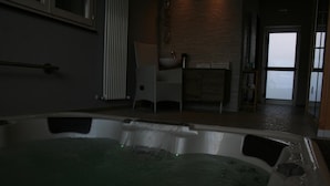 Une salle de bain moderne avec une baignoire, des toilettes et un lavabo.