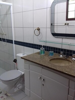 Dusche, Haartrockner, Handtücher, Seife