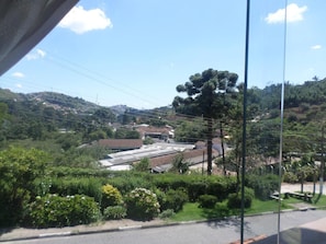 Une vue d’un quartier résidentiel avec des maisons, une route et de la verdure.