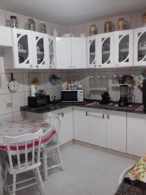 Fridge, microwave, oven, cookware/dishes/utensils - Pousada Casa Da Severina (Campos do Jordão)