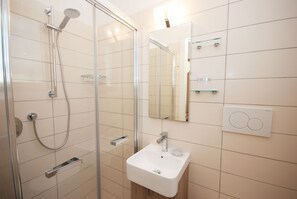 Apartment, 3 Schlafzimmer (D-9) | Badezimmer | Dusche, Bidet