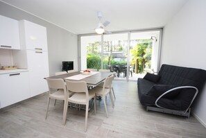 Apartment, 3 Schlafzimmer (D-9) | Wohnbereich | Fernseher