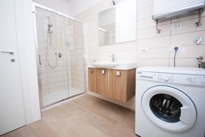 Departamento, 3 habitaciones (D-8) | Baño | Regadera y bidet 