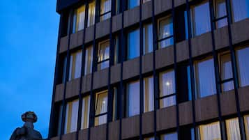 Majoituspaikan julkisivu illalla/yöllä