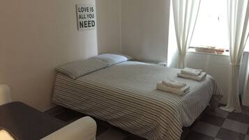 Familienzimmer, 1 Doppelbett und Schlafsofa | Daunenbettdecken, Verdunkelungsvorhänge, kostenloses WLAN, Bettwäsche