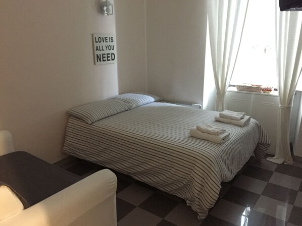 Down duvets, blackout curtains, free WiFi, bed sheets - Bed2Go (Turin)